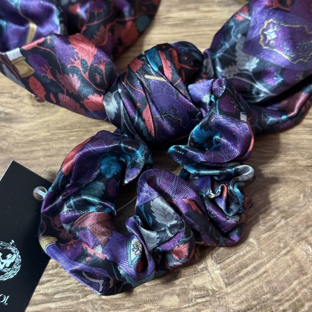 Poison Study Scrunchie | FairyLoot - Picture 4 of 5